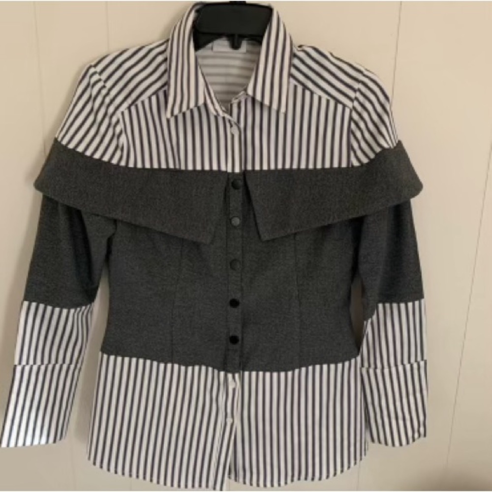 Excellent Preowned Condition New York & Co Top Size S very Cute.